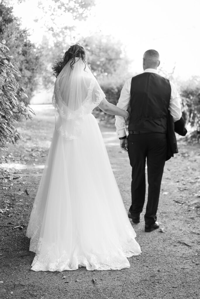 photo mariage noir et blanc couple de dos reportage