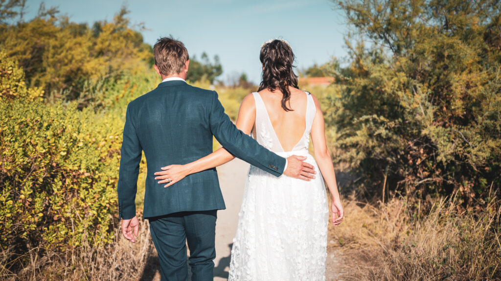 Photographe mariage Périgueux – couple de mariés marchant ensemble en extérieur