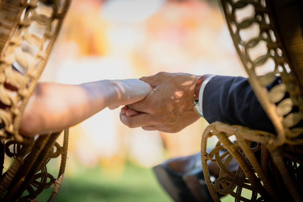 Photographe mariage Périgueux – échange de mains pendant la cérémonie de mariage