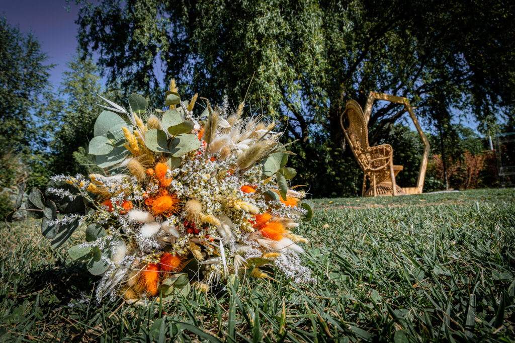 Photographe mariage Périgueux – détail du bouquet posé dans le jardin