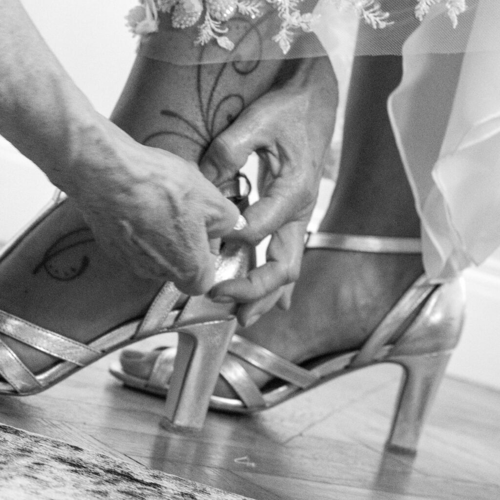 Photographe mariage Périgueux – préparation de la mariée avec mise en place des chaussures