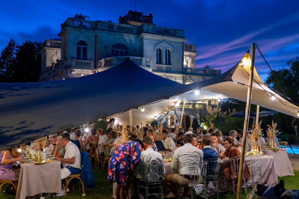 Photographe mariage Périgueux – dîner de mariage en extérieur sous tente au coucher du soleil